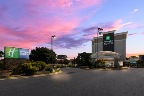 Coliseum Central Hotel | Holiday Inn Express Hotels- Hampton by IHG