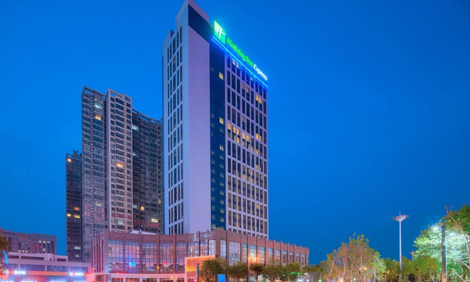 Yichuan County Hotel | Holiday Inn Express Luoyang Yichuan by IHG