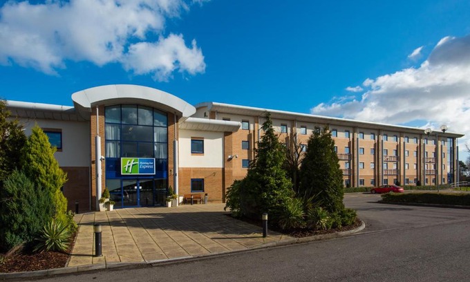 Coedkernew Hotel | Holiday Inn Express Newport by IHG