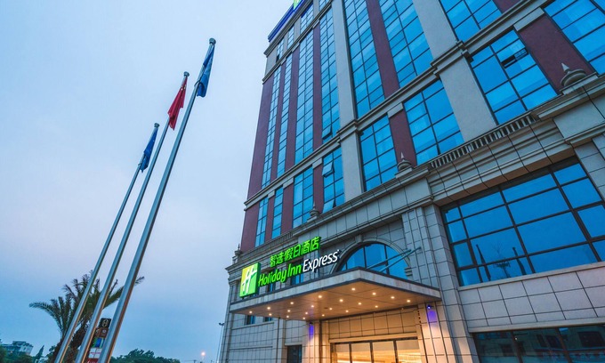 Chengdu Hotel | Holiday Inn Express Pengzhou Downtown by IHG