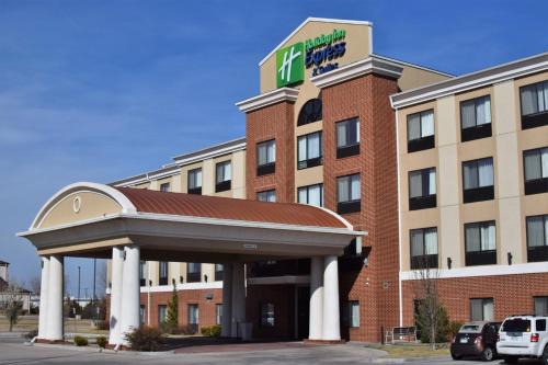 Pratt Hotel | Holiday Inn Express Pratt by IHG