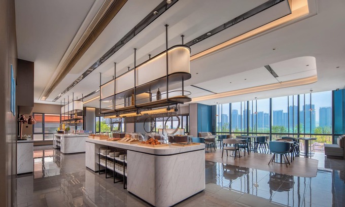 Qingdao City Center Hotel | Holiday Inn Express Qingdao City Balcony by IHG
