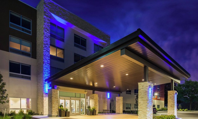 West Glens Falls Hotel | Holiday Inn Express Queensbury - Lake George Area by IHG