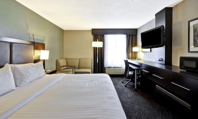 Romulus Hotel | Holiday Inn Express Romulus / Detroit Airport