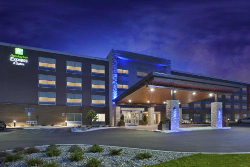 Grand Rapids Hotel | Holiday Inn Express & Suites Grand Rapids Airport North by IHG