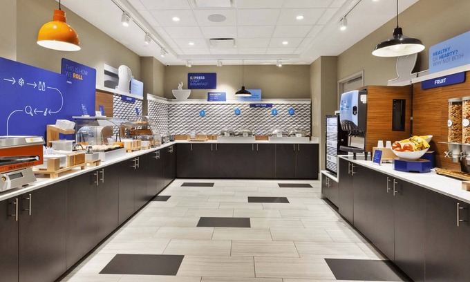 The Waterfront Hotel | Holiday Inn Express & Suites Jersey City - Holland Tunnel by IHG