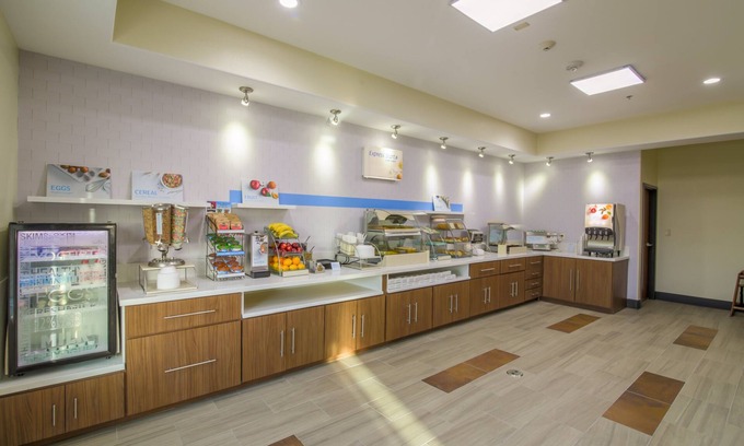 Raymondville Hotel | Holiday Inn Express & Suites Raymondville by IHG