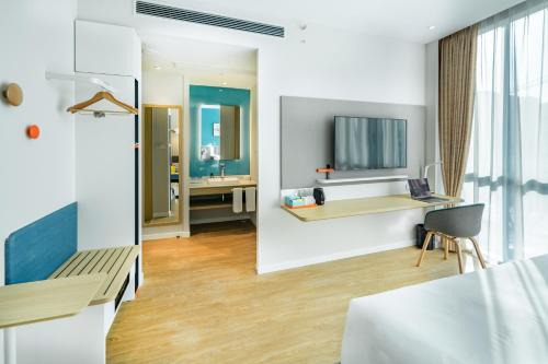 Pudong Hotel | Holiday Inn Express Shanghai Pudong Zhangjiang by IHG - 20 minutes to New International Expo Center and Disneyland