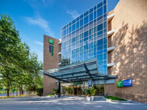 Haidian Hotel | Holiday Inn Express Shangdi Beijing by IHG l Next to The Old Summer Palace & Qinghe Railway Station & Subway l Taxi 15 Minutes to Summer Palace & Peking University & Tsinghua University l 20 Minutes to Badaling Great Wall by Railway