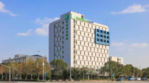 Pudong Hotel | Holiday Inn Express Shanghai Pudong Airport by IHG