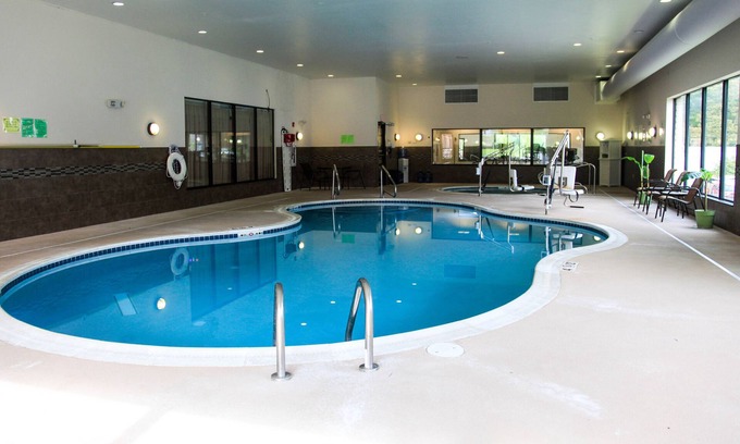 LaVale Hotel | Holiday Inn Express & Suites Cumberland - La Vale by IHG