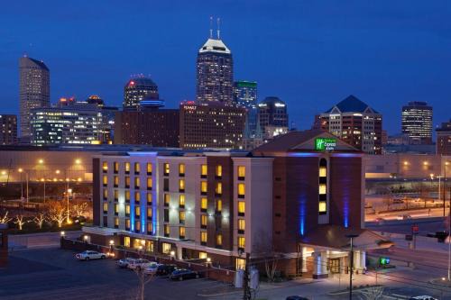 Downtown Indianapolis Hotel | Holiday Inn Express & Suites Indianapolis Dtn-Conv Ctr Area by IHG