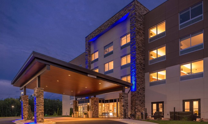 Farmville Hotel | Holiday Inn Express & Suites Farmville by IHG