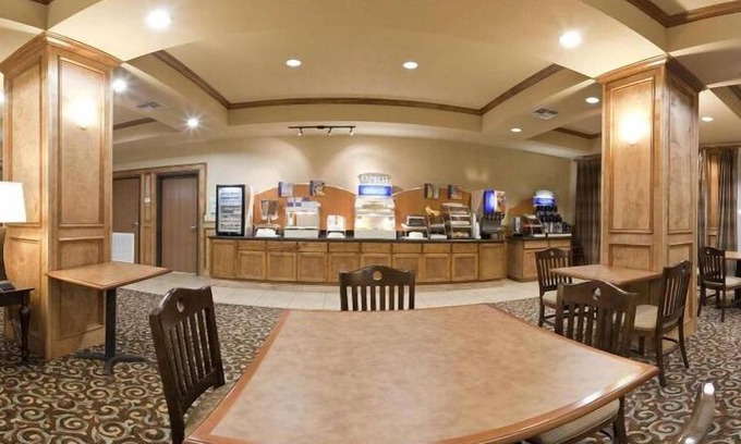 Kingsville Hotel | Holiday Inn Express & Suites Kingsville by IHG