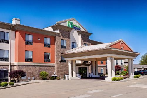 Shelbyville Hotel | Holiday Inn Express & Suites Shelbyville Indianapolis by IHG
