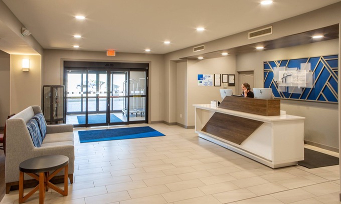 Sioux City Hotel | Holiday Inn Express & Suites Sioux City - Southern Hills by IHG