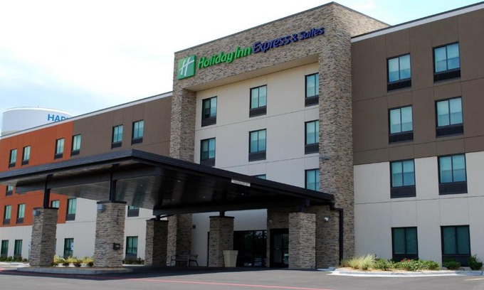 White Hall Hotel | Holiday Inn Express & Suites White Hall by IHG