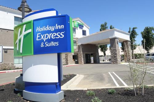 Brentwood Hotel | Holiday Inn Express & Suites Brentwood