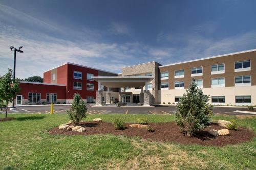 Galesburg Hotel | Holiday Inn Express & Suites Galesburg by IHG
