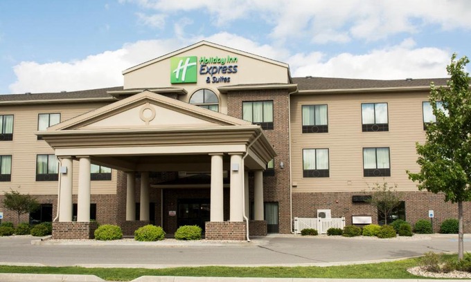 Mason City Hotel | Holiday Inn Express & Suites - Mason City by IHG