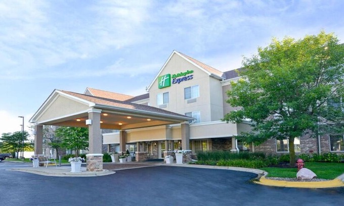 Riverwoods Hotel | Holiday Inn Express & Suites Chicago-Deerfield Lincolnshire by IHG