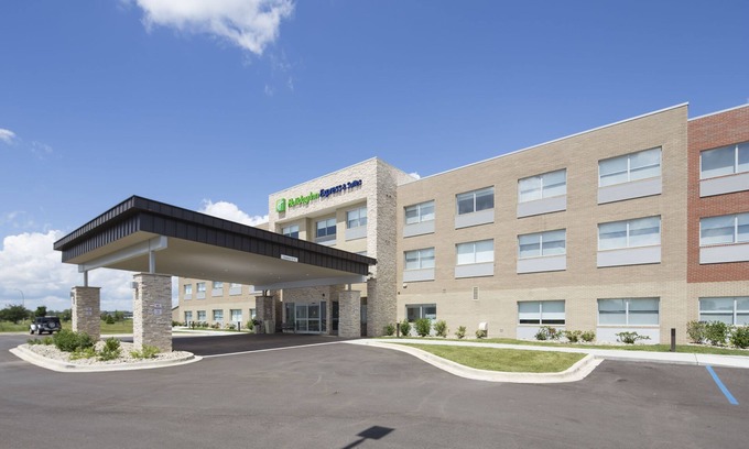 Rochester Hills Hotel | Holiday Inn Express & Suites Rochester Hill - Detroit Area by IHG