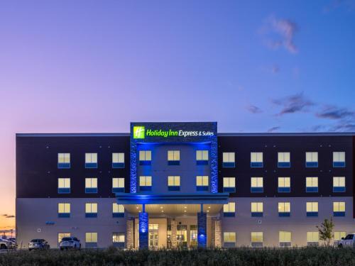 Watertown Hotel | Holiday Inn Express & Suites - Watertown by IHG