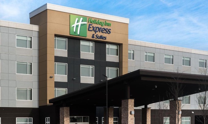 West Edmonton Hotel | Holiday Inn Express & Suites - West Edmonton-Mall Area by IHG