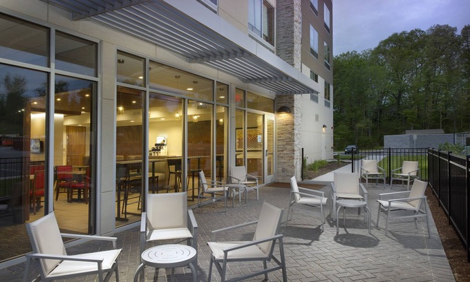 Altoona Hotel | Holiday Inn Express & Suites Altoona by IHG