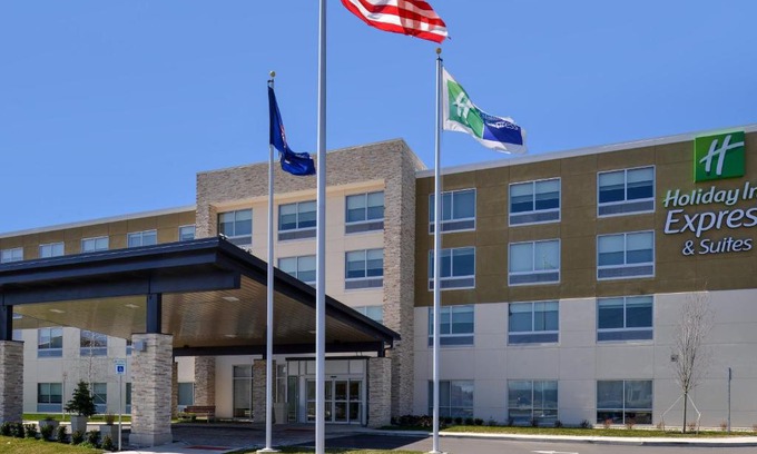 Brighton Hotel | Holiday Inn Express & Suites - Brighton South - US 23 by IHG