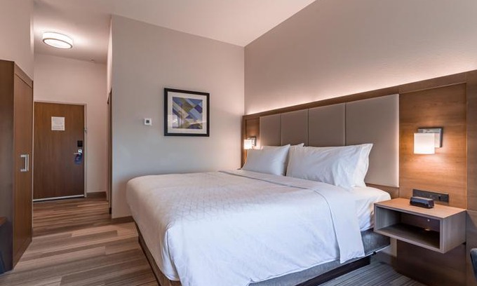 Crosswoods Hotel | Holiday Inn Express & Suites Columbus - Worthington