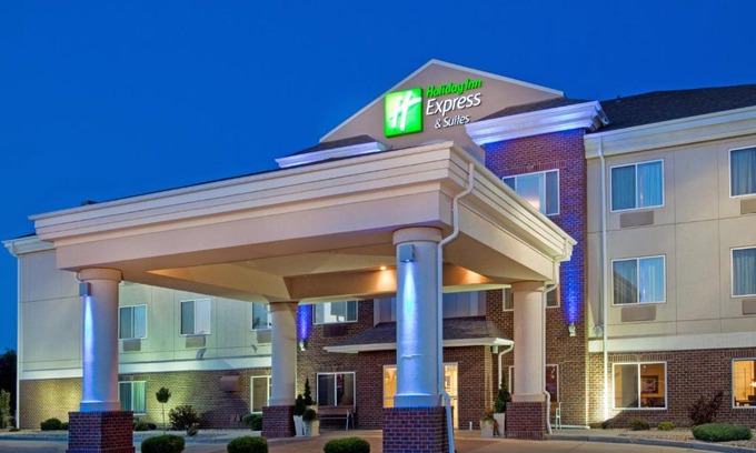 Dickinson Hotel | Holiday Inn Express & Suites - Dickinson by IHG