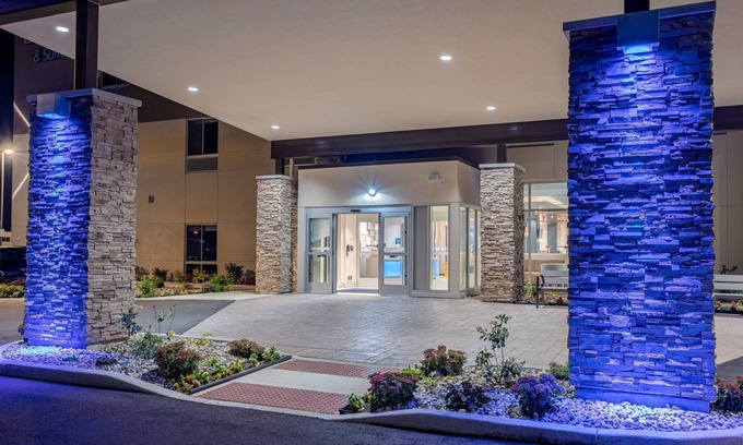 Elkhart Hotel | Holiday Inn Express & Suites Elkhart North by IHG