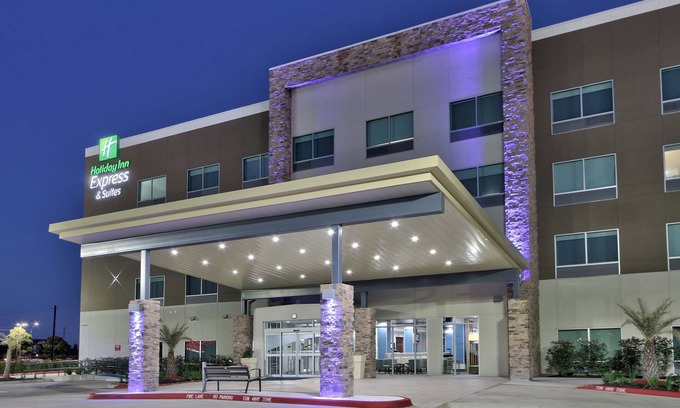 Northeast Houston Hotel | Holiday Inn Express & Suites Houston East - Beltway 8 by IHG