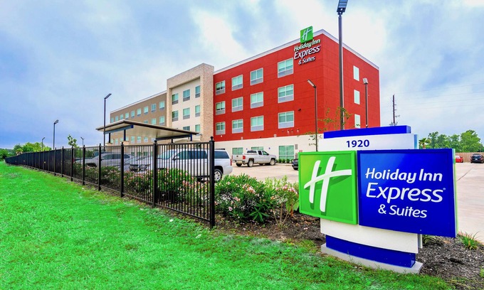 Aldine Hotel | Holiday Inn Express & Suites Houston IAH - Beltway 8 by IHG