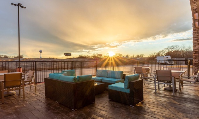Kearney Hotel | Holiday Inn Express & Suites Kearney by IHG