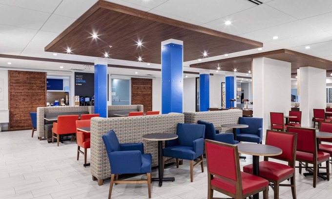 Madison Hotel | Holiday Inn Express & Suites Madison by IHG