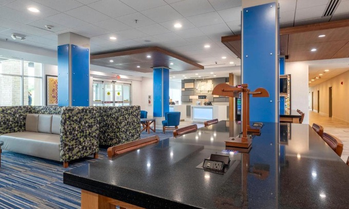 Jolivue Hotel | Holiday Inn Express & Suites - Staunton by IHG