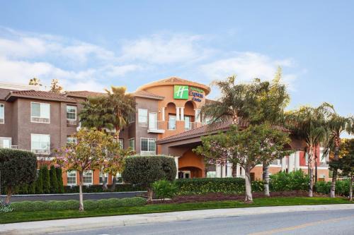 Corona Hotel | Holiday Inn Express & Suites Corona by IHG
