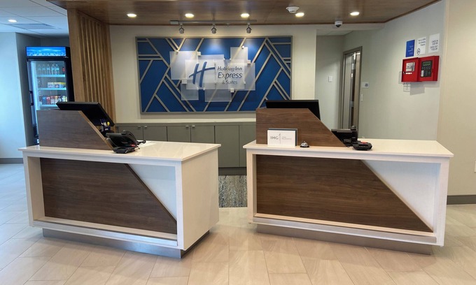 Elyria Hotel | Holiday Inn Express & Suites Elyria by IHG