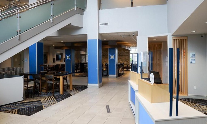 Chambers Heights Hotel | Holiday Inn Express & Suites - Aurora Medical Campus by IHG