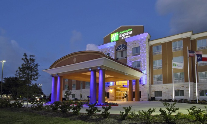 Baytown Hotel | Holiday Inn Express & Suites Houston East - Baytown by IHG