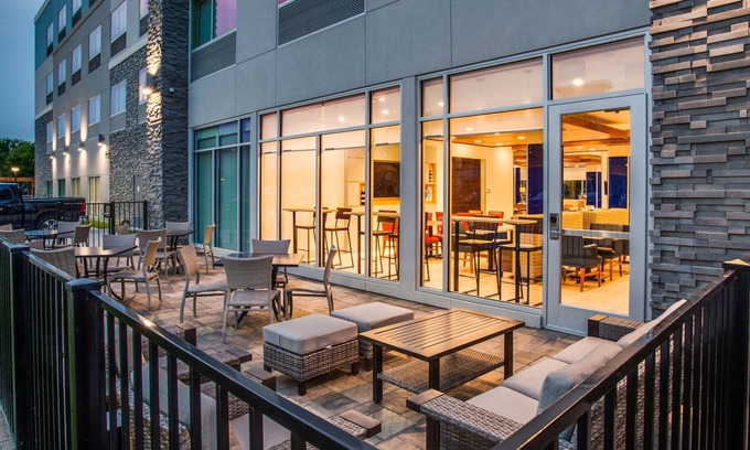 Denton Hotel | Holiday Inn Express & Suites Denton South by IHG