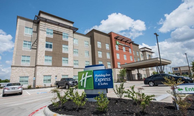 Southeast Houston Hotel | Holiday Inn Express & Suites Houston - Hobby Airport Area by IHG