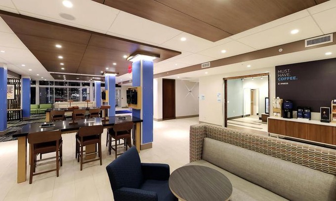 Livonia Hotel | Holiday Inn Express & Suites Detroit Northwest - Livonia