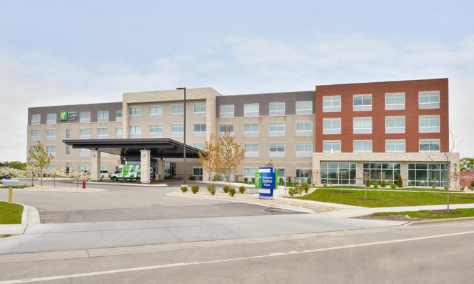 Madison Hotel | Holiday Inn Express & Suites Madison by IHG
