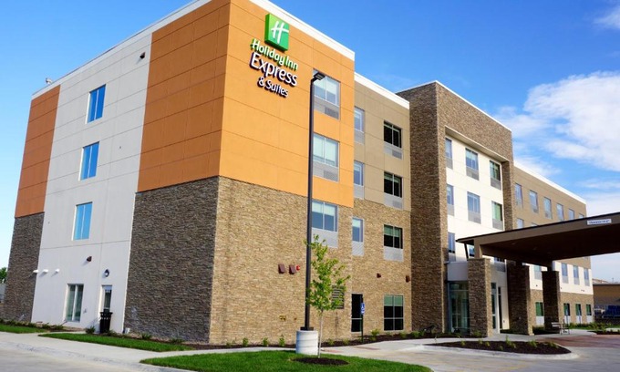 Millard Hotel | Holiday Inn Express & Suites Omaha - Millard Area by IHG