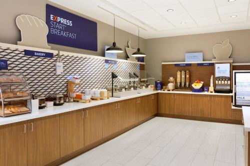 Morrow Hotel | Holiday Inn Express & Suites Morrow – Atlanta South by IHG