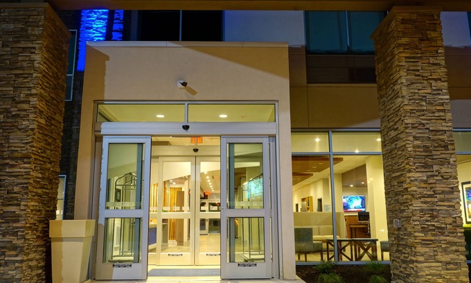 Millard Hotel | Holiday Inn Express & Suites Omaha - Millard Area by IHG