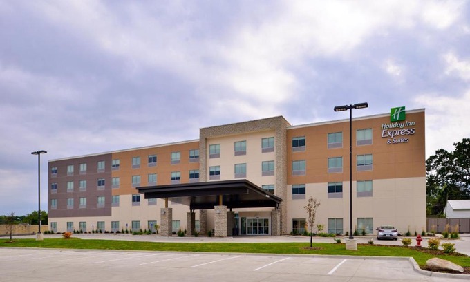Ottumwa Hotel | Holiday Inn Express & Suites - Ottumwa by IHG